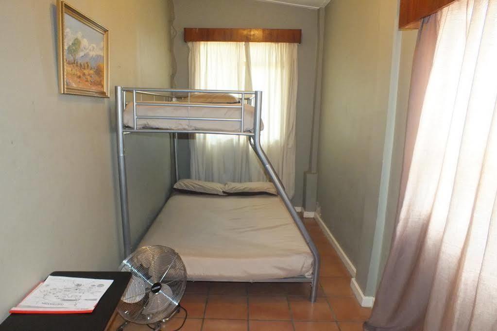 Oasis Shanti Backpackers Oudtshoorn Exterior photo